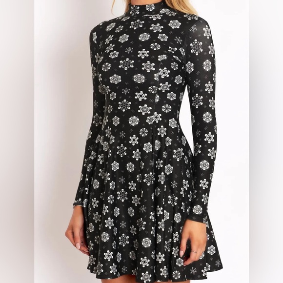 Blackmilk “SKULLFLAKES LONG SLEEVE EVIL LONGLINE DRESS” Size Large L NWT Skulls - Picture 4 of 12